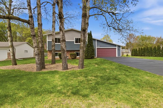 8490 Knollwood Drive, Mounds View, MN 55112