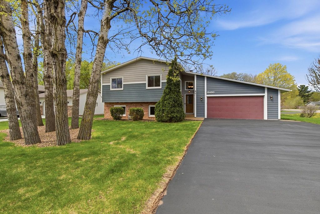 8490 Knollwood Drive, Mounds View, MN 55112