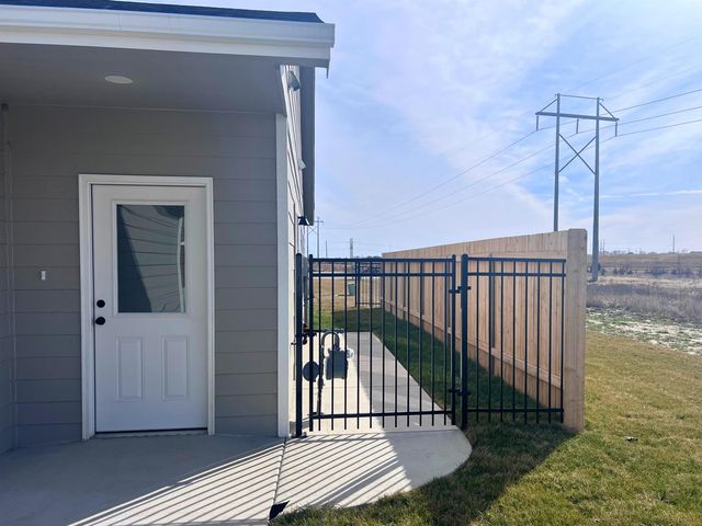 3755 S Bluelake Ct, Wichita, KS 67215