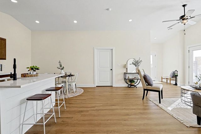 3755 S Bluelake Ct, Wichita, KS 67215