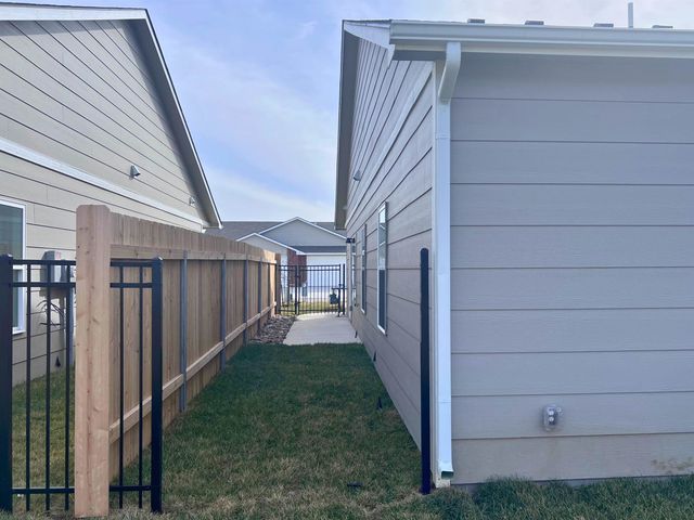 3755 S Bluelake Ct, Wichita, KS 67215