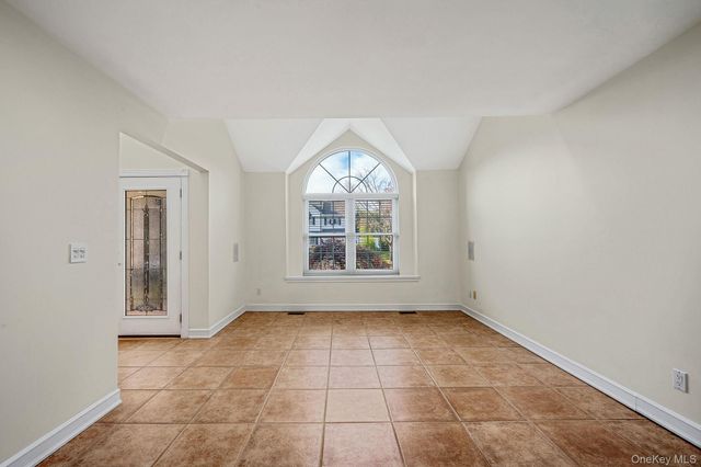 2 Max Way, Commack, NY 11725