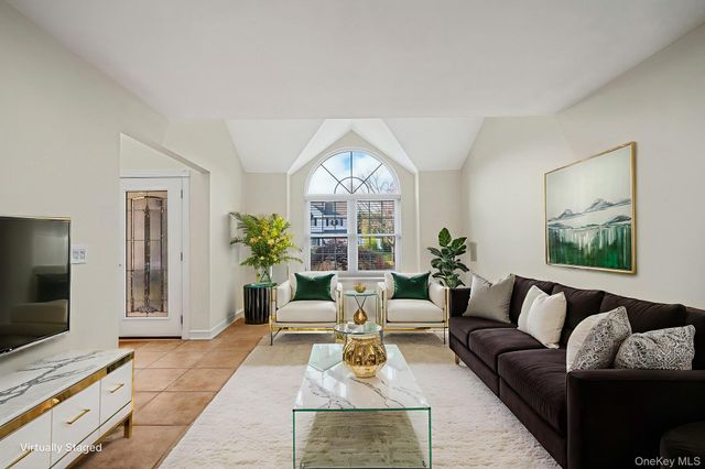 2 Max Way, Commack, NY 11725