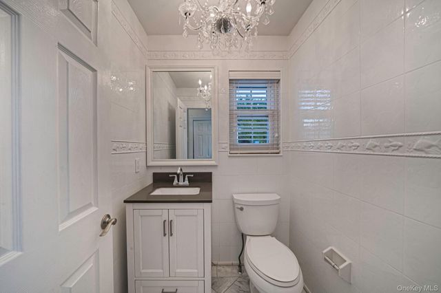 2 Max Way, Commack, NY 11725