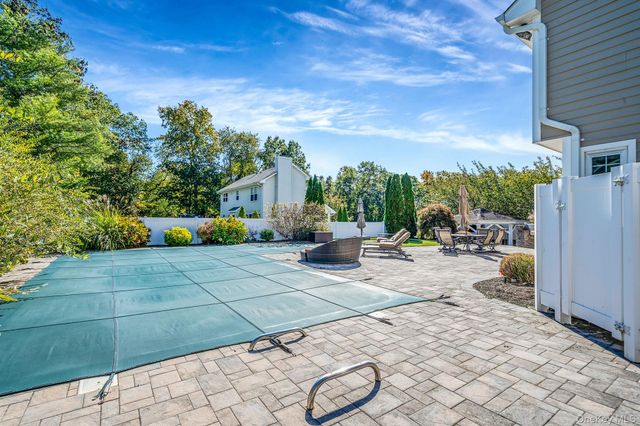 2 Max Way, Commack, NY 11725