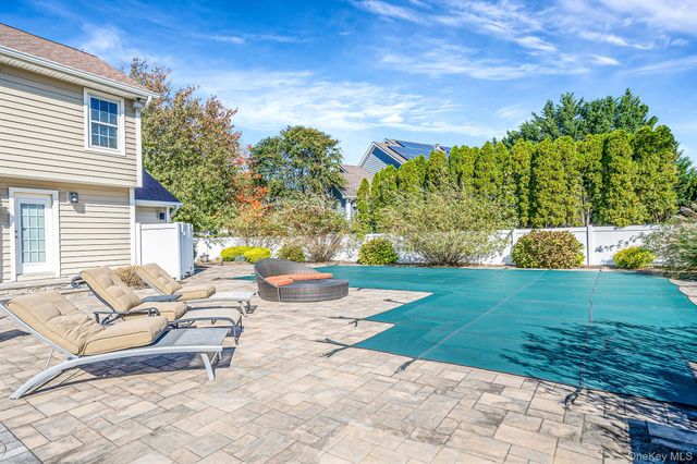 2 Max Way, Commack, NY 11725