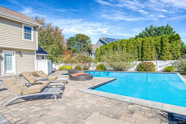 2 Max Way, Commack, NY 11725