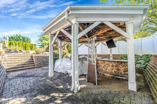 2 Max Way, Commack, NY 11725