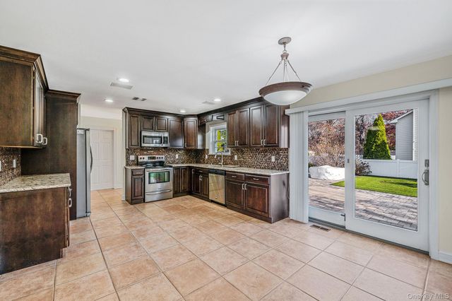 2 Max Way, Commack, NY 11725