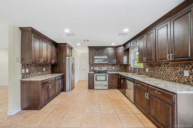 2 Max Way, Commack, NY 11725