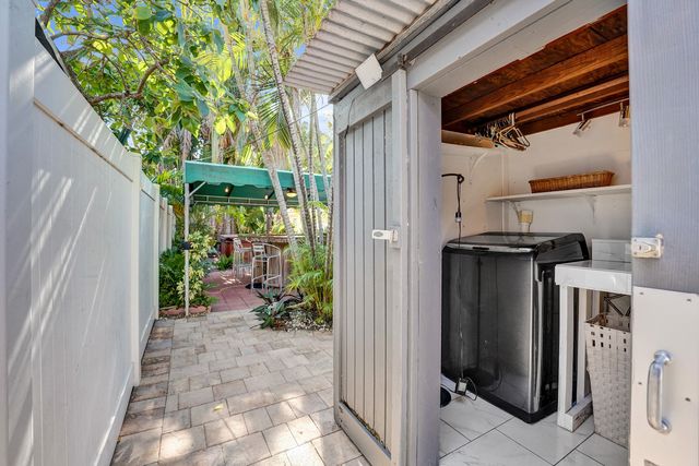 1036 NE 9th Avenue, Fort Lauderdale, FL 33304