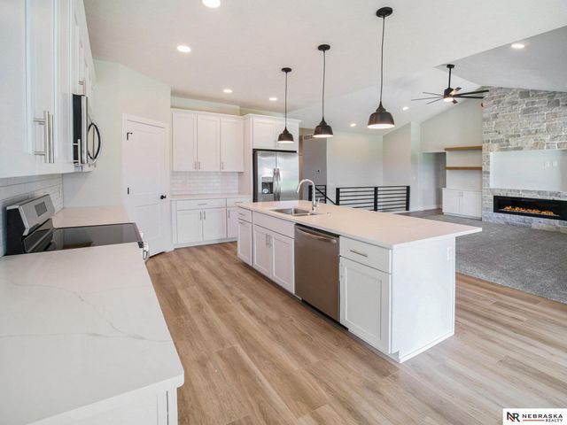 1036 Kantor Lane, Hickman, NE 68372