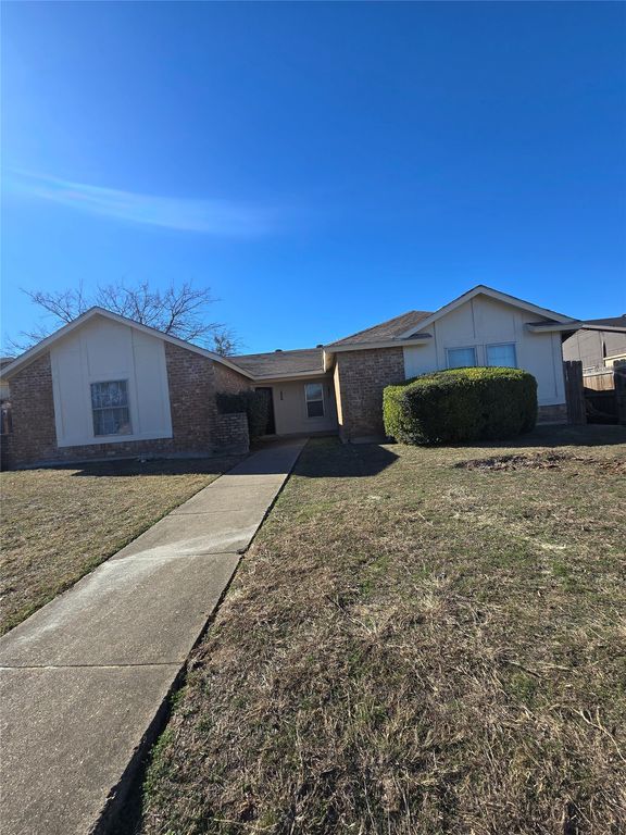 1451 Brook Meadow Circle, Lancaster, TX 75134