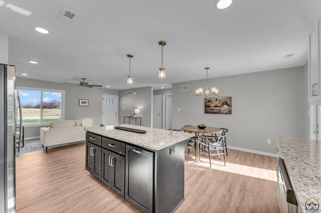 727 Teresa Ct, Carbondale, KS 66414