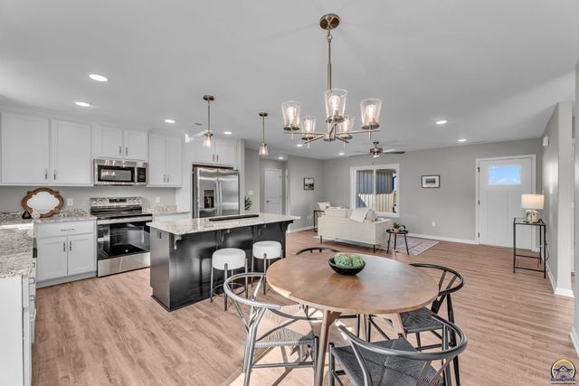 727 Teresa Ct, Carbondale, KS 66414