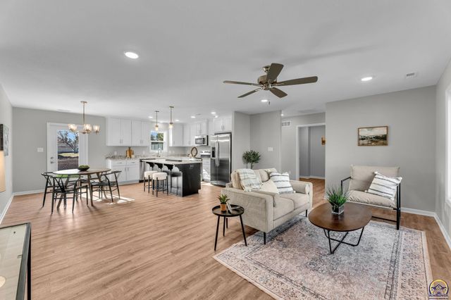 727 Teresa Ct, Carbondale, KS 66414