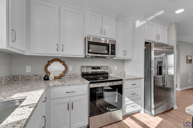 727 Teresa Ct, Carbondale, KS 66414