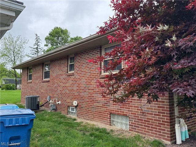 592 W Omar Street, Struthers, OH 44471