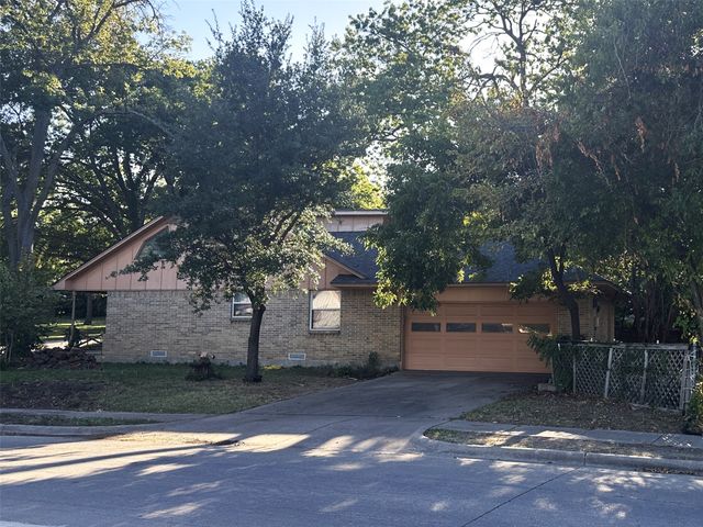 901 Saturn Springs Drive, Garland, TX 75041