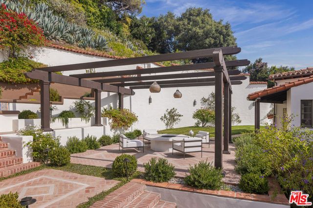 1744 Reedvale Lane, Los Angeles, CA 90049