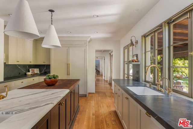 1744 Reedvale Lane, Los Angeles, CA 90049