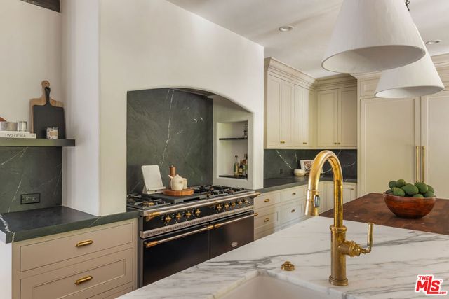 1744 Reedvale Lane, Los Angeles, CA 90049