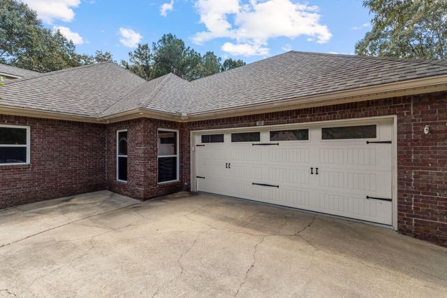 22 Bedford Forrest Ln., Hattiesburg, MS 39401