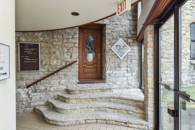 30 S Shumway Avenue 2W, Batavia, IL 60510