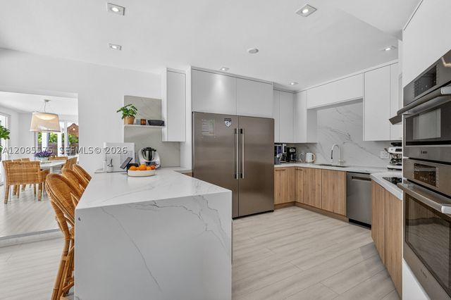 755 Curtiswood Dr, Key Biscayne, FL 33149