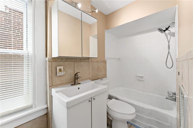 7138 Apple St, Lincoln Larimer, PA 15206