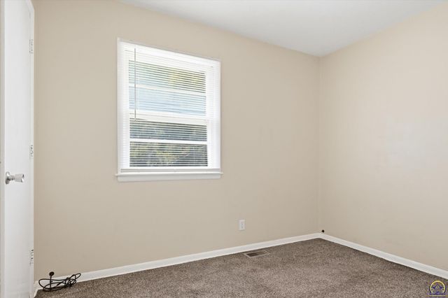 285 NE Sumner ST, Topeka, KS 66616