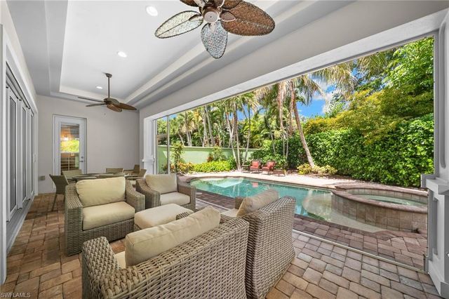 529 Fairway TER, Naples, FL 34103