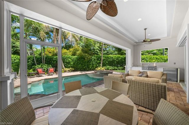 529 Fairway TER, Naples, FL 34103