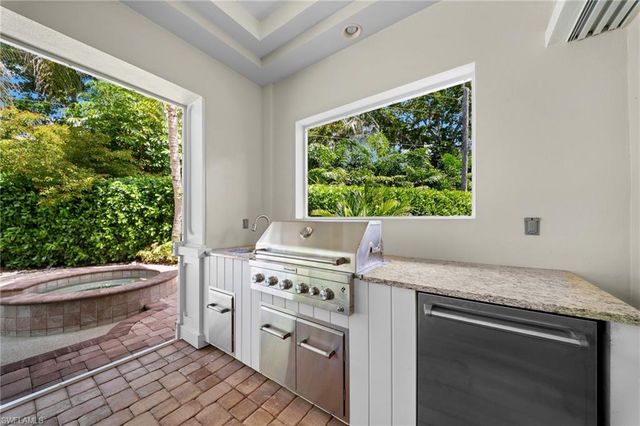 529 Fairway TER, Naples, FL 34103