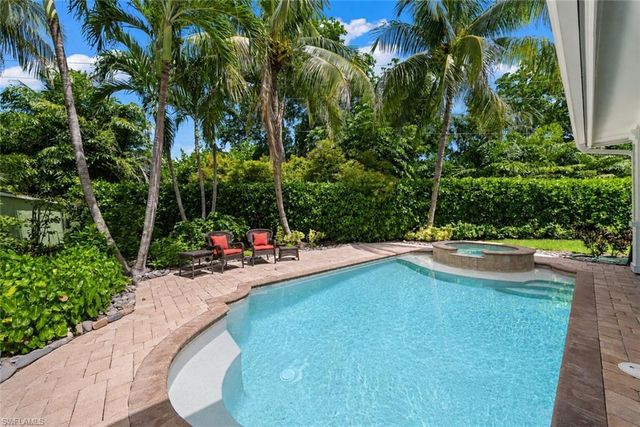 529 Fairway TER, Naples, FL 34103