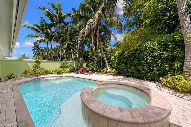 529 Fairway TER, Naples, FL 34103
