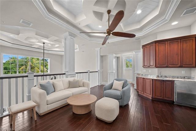 529 Fairway TER, Naples, FL 34103