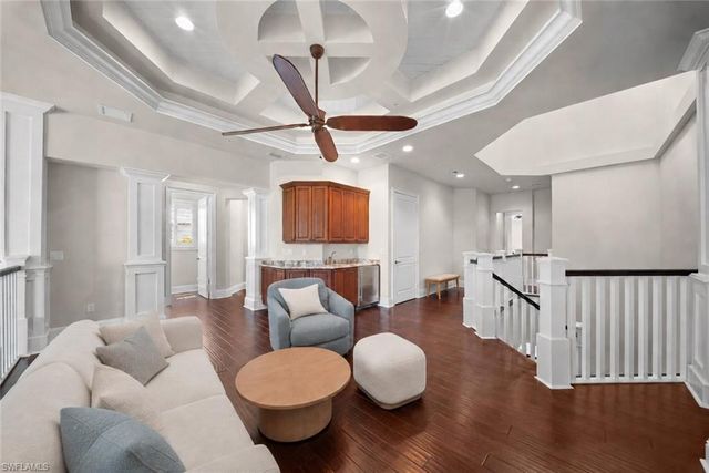 529 Fairway TER, Naples, FL 34103