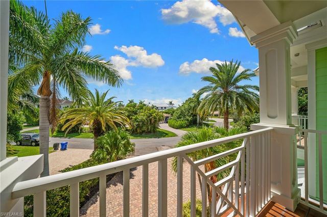 529 Fairway TER, Naples, FL 34103