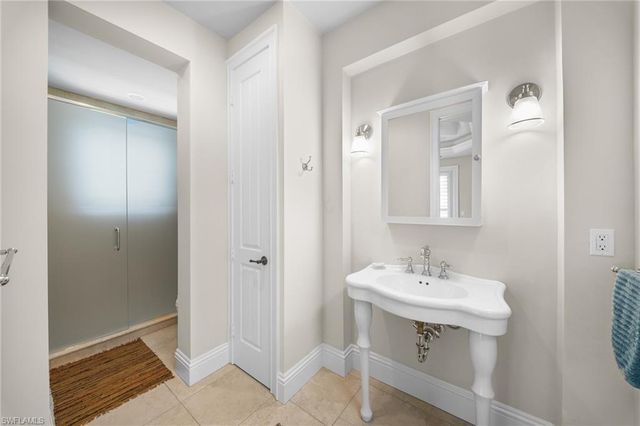 529 Fairway TER, Naples, FL 34103