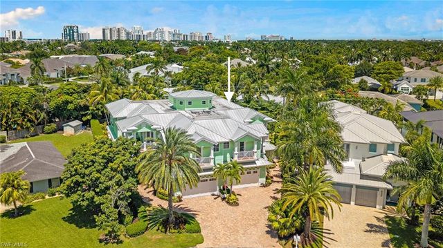 529 Fairway TER, Naples, FL 34103