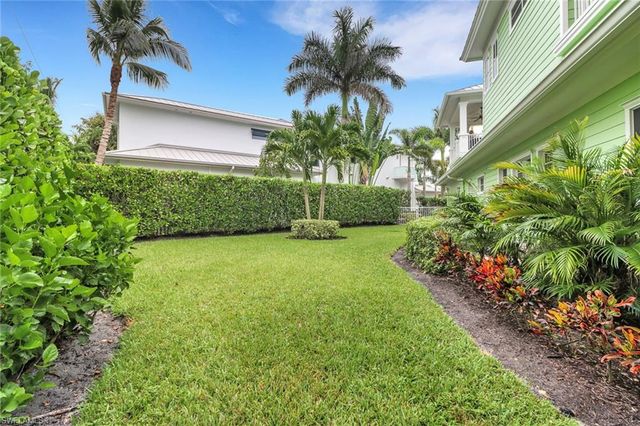 529 Fairway TER, Naples, FL 34103