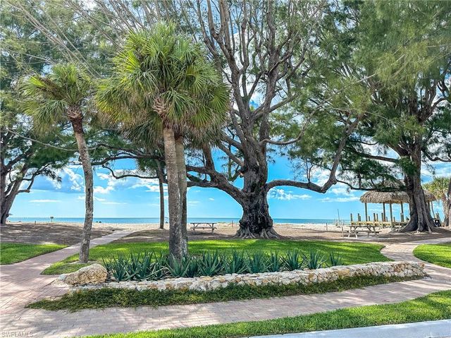 529 Fairway TER, Naples, FL 34103