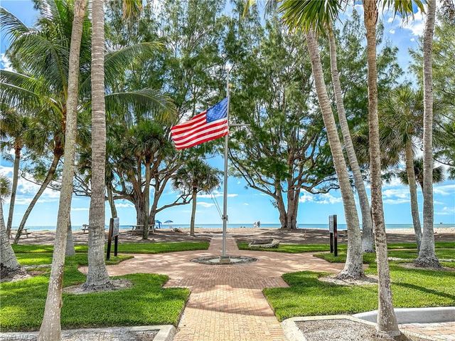 529 Fairway TER, Naples, FL 34103