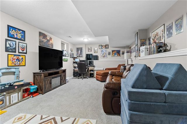 607 SE Joel Avenue, Lee's Summit, MO 64063