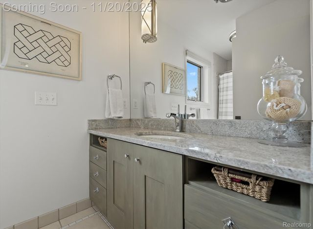 5764 Bloomfield Glens Road, West Bloomfield Charter Township, MI 48322