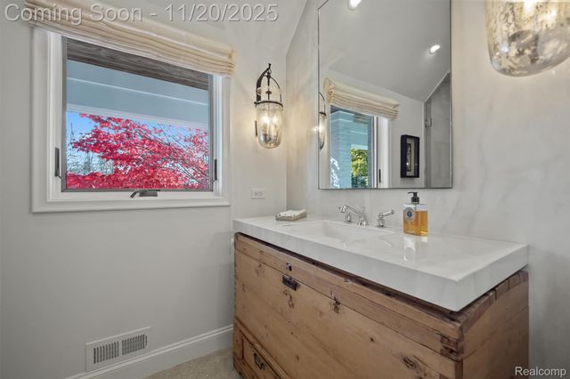 5764 Bloomfield Glens Road, West Bloomfield Charter Township, MI 48322