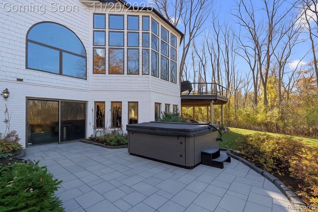 5764 Bloomfield Glens Road, West Bloomfield Charter Township, MI 48322