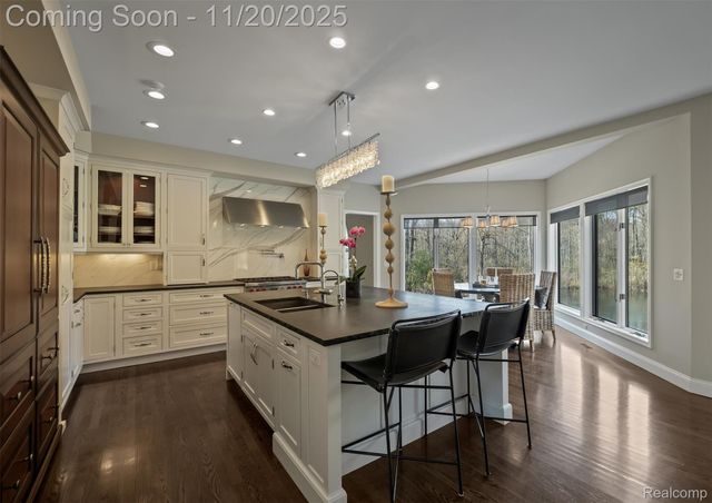 5764 Bloomfield Glens Road, West Bloomfield Charter Township, MI 48322