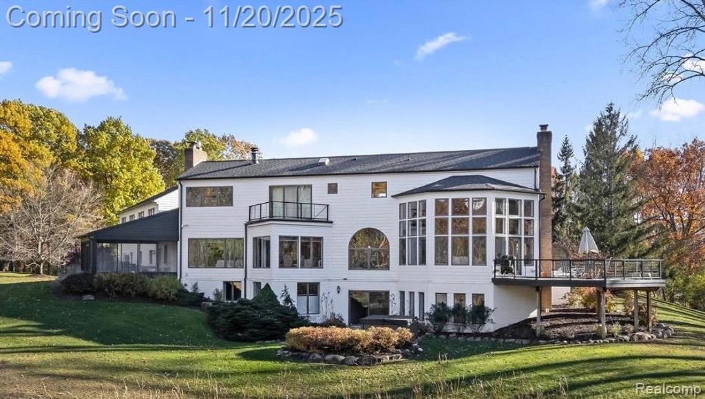 5764 Bloomfield Glens Road, West Bloomfield Charter Township, MI 48322